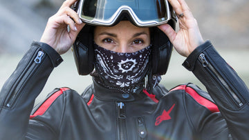 Buff headwear multifunzione in tessuto tecnico, indossato come fascia e scaldacollo per attività outdoor